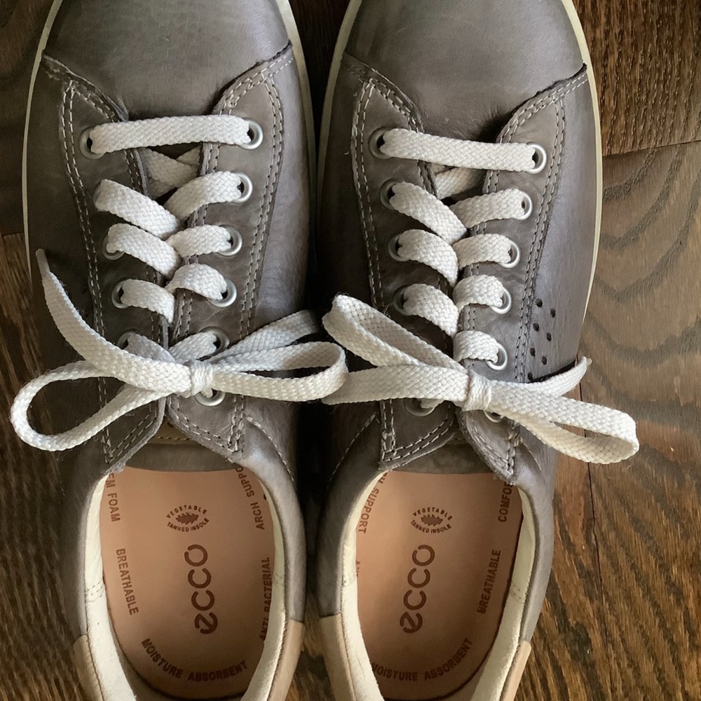 Ecco Gray Sneakers Classic Low-Top Design